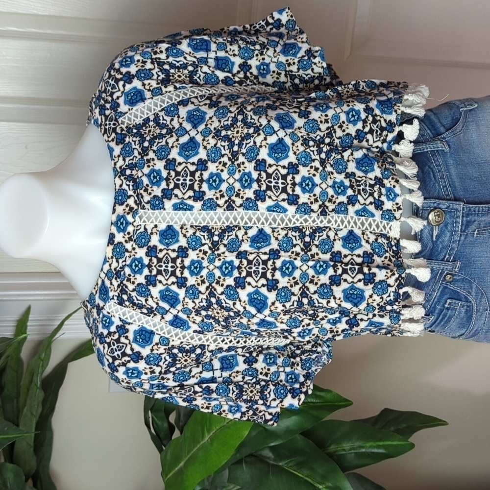 Forever 21 Women's Crop Top w/Tassle Hem Size Medium